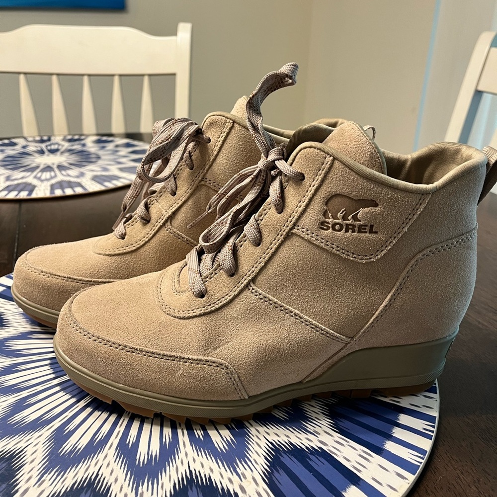 Sorel Women’s Beige Lace-Up Boots Booties